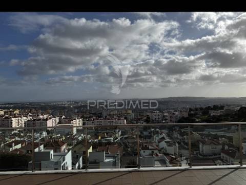 Apartamento t4 serra da amoreira com 2 terraços e vista panorâmica