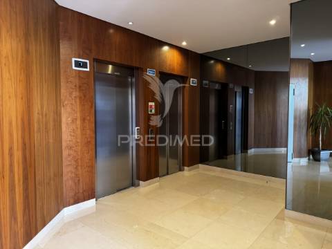 Apartamento t4 serra da amoreira com 2 terraços e vista panorâmica