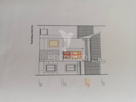 Moradia de r/c e 1º andar com quintal