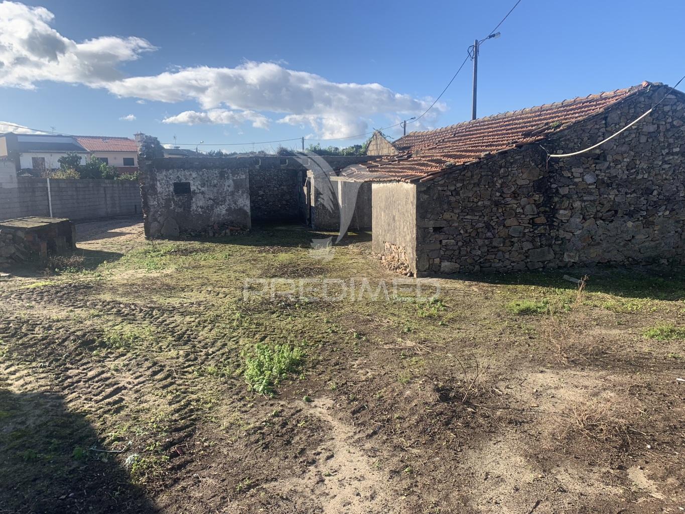 Terreno com casa ruínas - estela