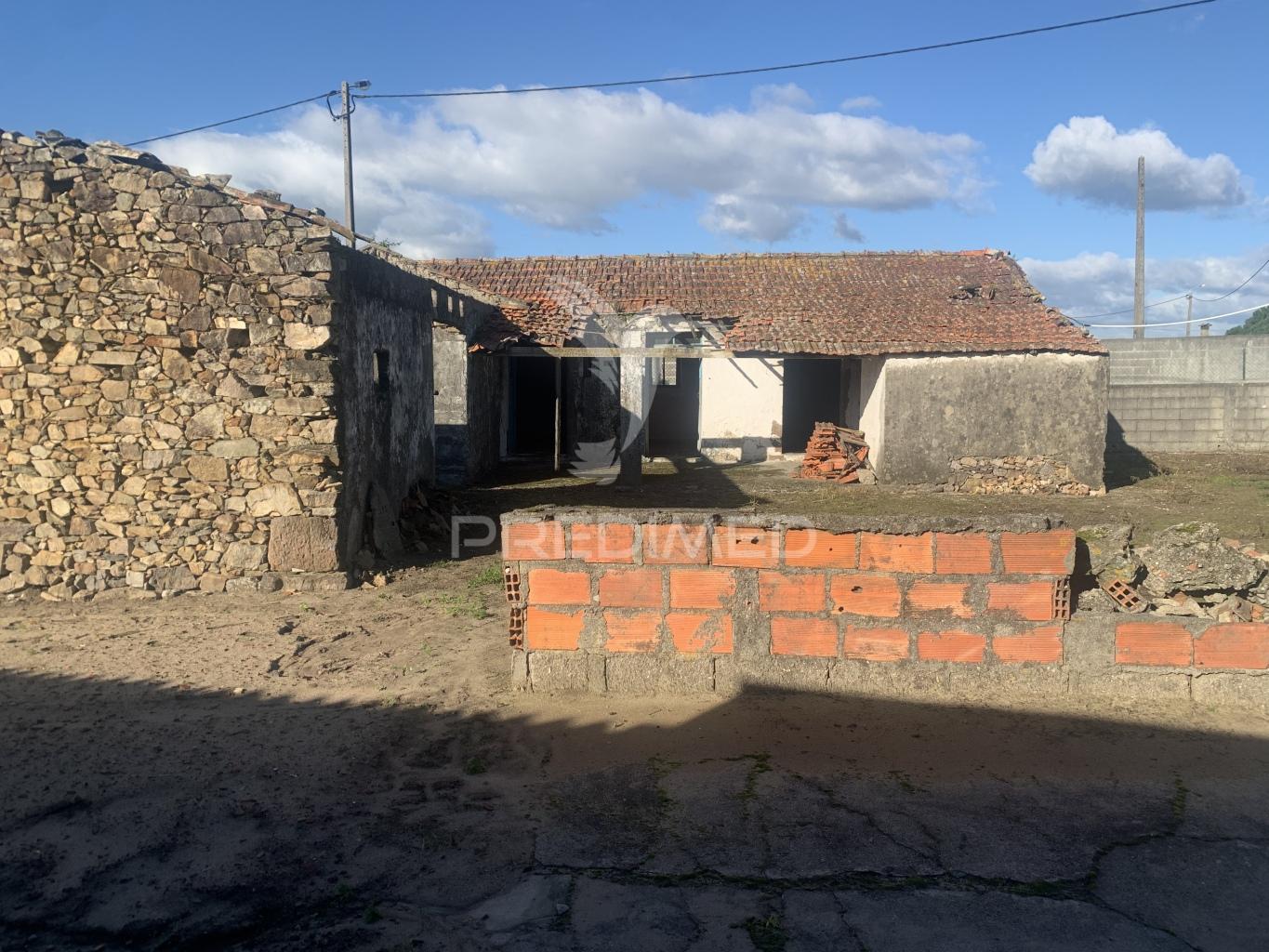 Terreno com casa ruínas - estela