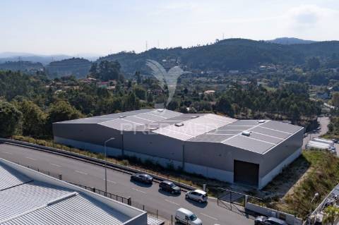 Pavilhão industrial com 2416m2.