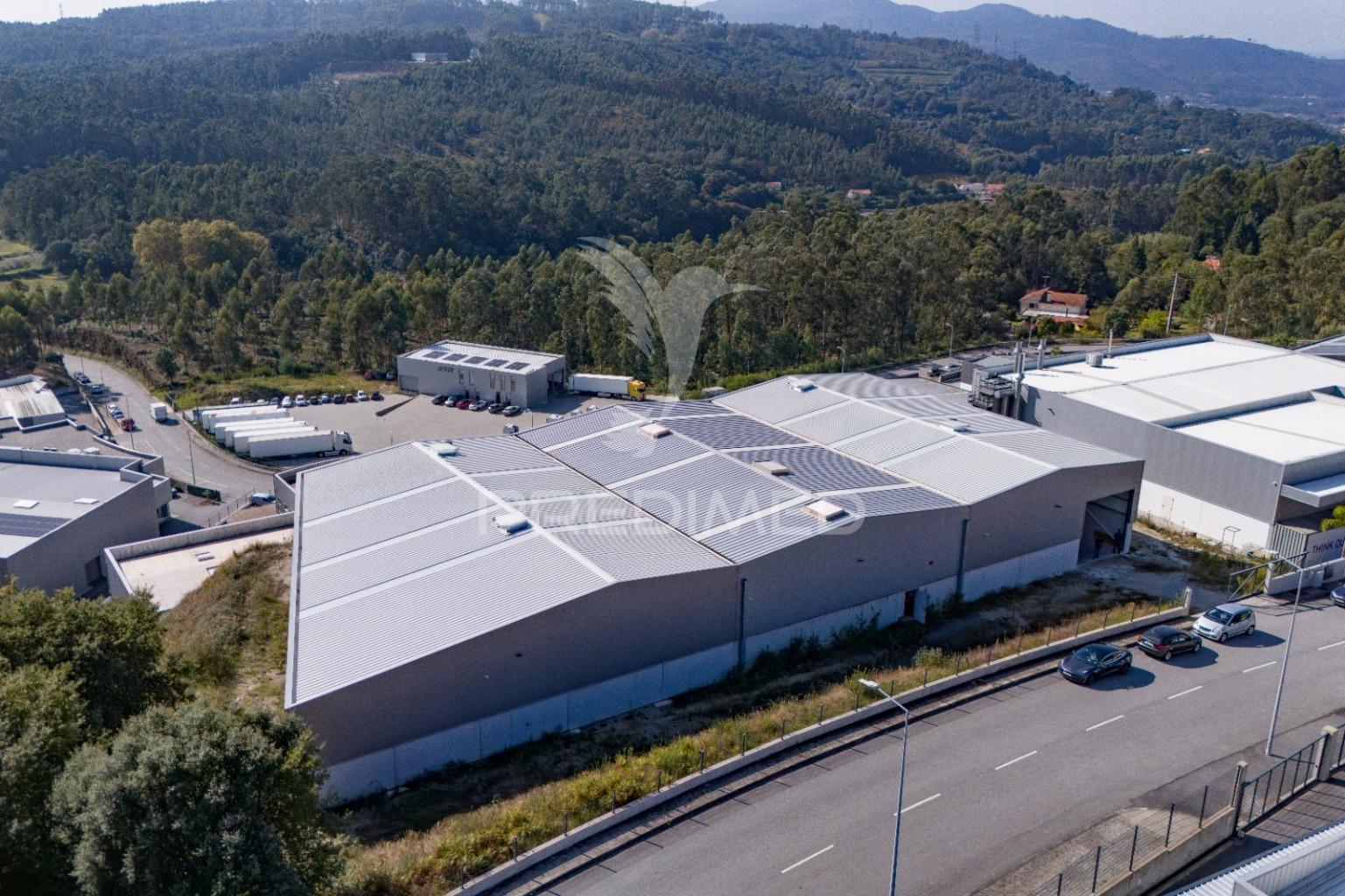 Pavilhão industrial com 2416m2.