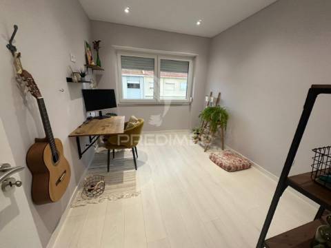 Apartamento t2 remodelado seixal perto dos barcos