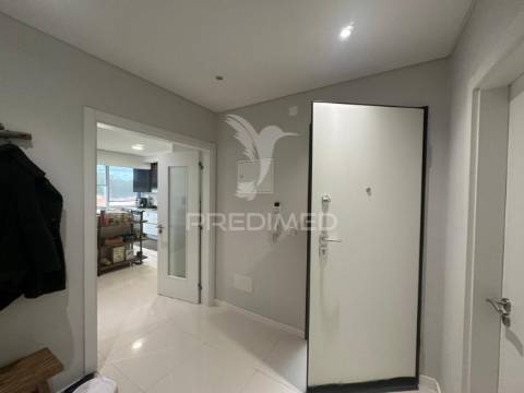 Apartamento t2 remodelado seixal perto dos barcos