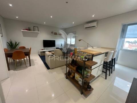 Apartamento t2 remodelado seixal perto dos barcos