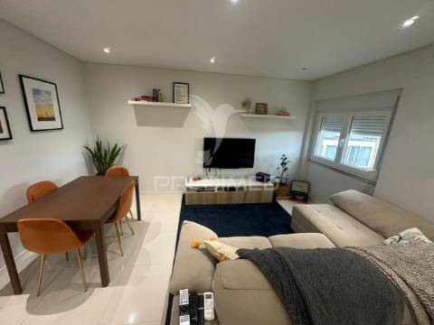 Apartamento t2 remodelado seixal perto dos barcos