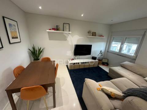 Apartamento t2 remodelado seixal perto dos barcos