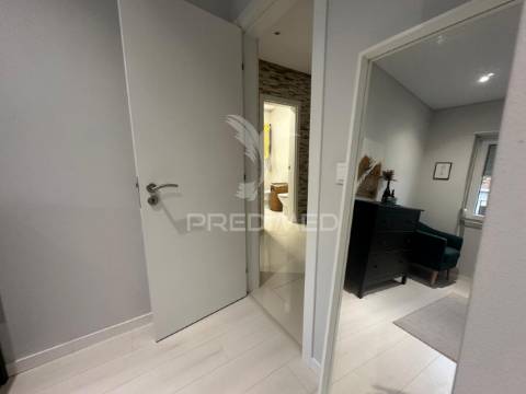 Apartamento t2 remodelado seixal perto dos barcos