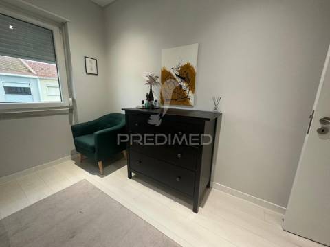 Apartamento t2 remodelado seixal perto dos barcos