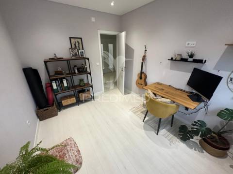 Apartamento t2 remodelado seixal perto dos barcos