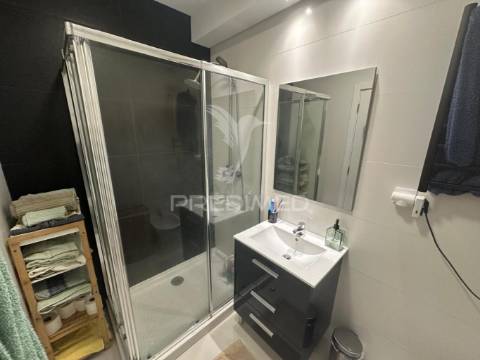 Apartamento t2 remodelado seixal perto dos barcos