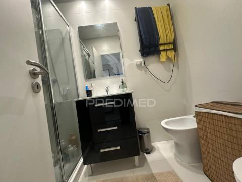 Apartamento t2 remodelado seixal perto dos barcos