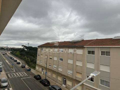 Apartamento t2 remodelado seixal perto dos barcos