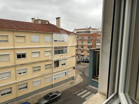 Apartamento t2 remodelado seixal perto dos barcos