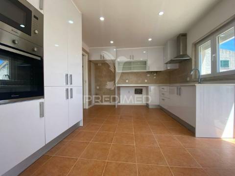 Moradia t4 em charneca da caparica *oferta escritura*