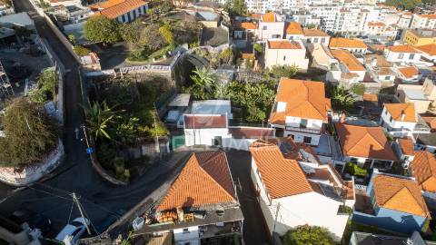 Moradia t3 isolada com terreno no funchal - ilha da madeira