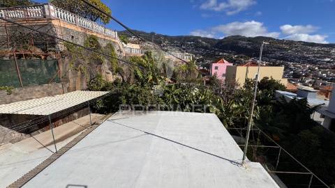 Moradia t3 isolada com terreno no funchal - ilha da madeira