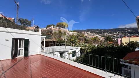 Moradia t3 isolada com terreno no funchal - ilha da madeira