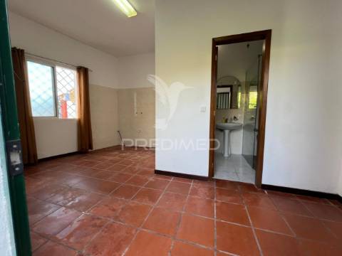 Moradia t3 isolada com terreno no funchal - ilha da madeira