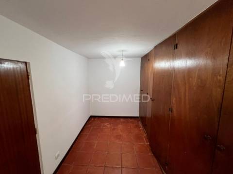 Moradia t3 isolada com terreno no funchal - ilha da madeira