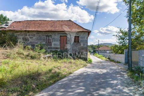 Casa com terreno para construção (airão, guimarães)