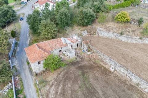 Casa com terreno para construção (airão, guimarães)