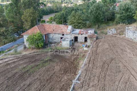 Casa com terreno para construção (airão, guimarães)