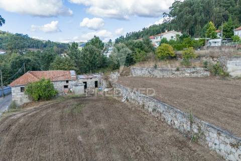 Casa com terreno para construção (airão, guimarães)