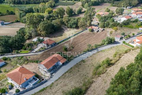 Casa com terreno para construção (airão, guimarães)