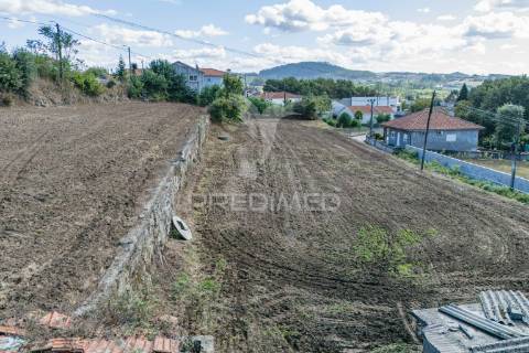 Casa com terreno para construção (airão, guimarães)