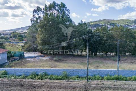 Casa com terreno para construção (airão, guimarães)
