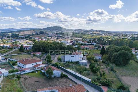 Casa com terreno para construção (airão, guimarães)