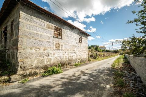 Casa com terreno para construção (airão, guimarães)