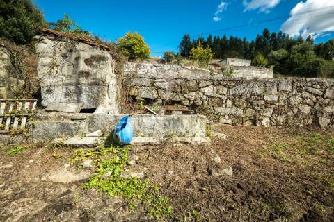Casa com terreno para construção (airão, guimarães)