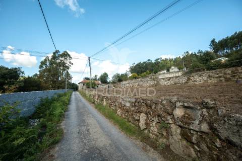 Casa com terreno para construção (airão, guimarães)
