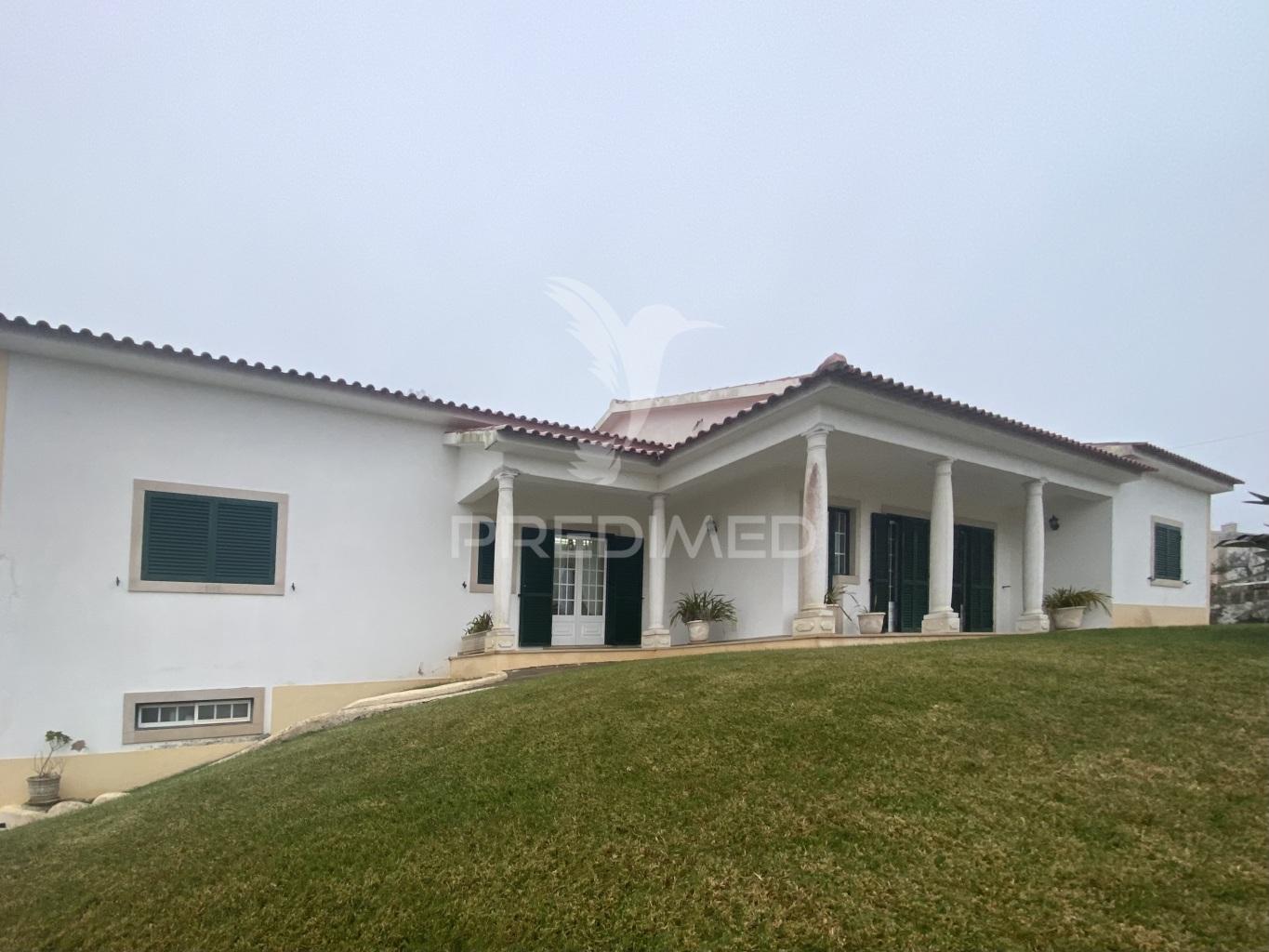 Moradia t4 com garagem, totalmente murada