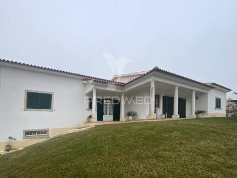 Moradia t4 com garagem, totalmente murada