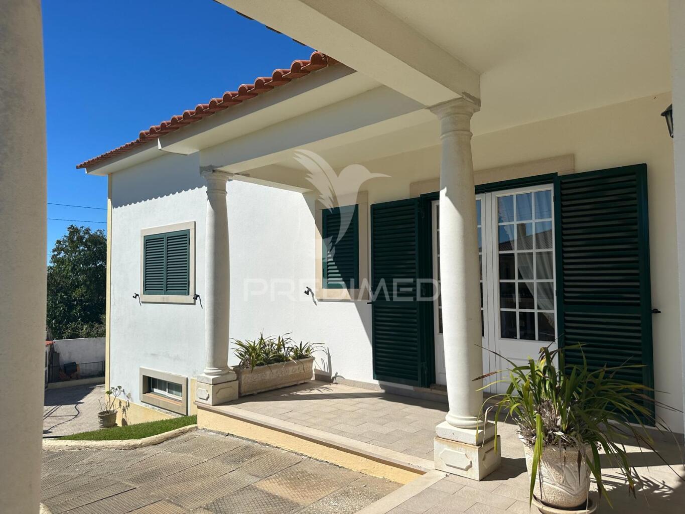Moradia t4 com garagem, totalmente murada