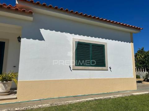 Moradia t4 com garagem, totalmente murada
