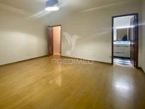 Moradia t4 com garagem, totalmente murada