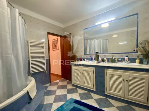 Moradia t4 com garagem, totalmente murada