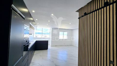 **apartamento t2 remodelado com vista deslumbrante para o rio arade**