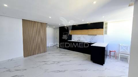 **apartamento t2 remodelado com vista deslumbrante para o rio arade**