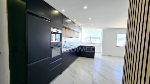 **apartamento t2 remodelado com vista deslumbrante para o rio arade**