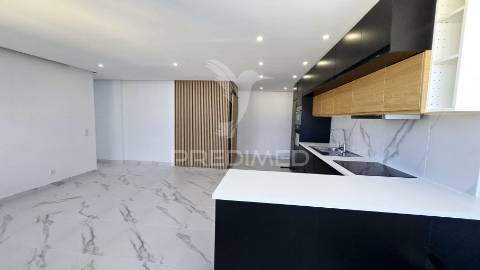 **apartamento t2 remodelado com vista deslumbrante para o rio arade**