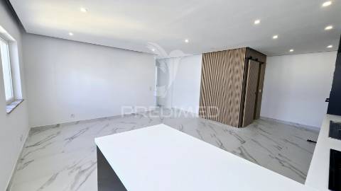 **apartamento t2 remodelado com vista deslumbrante para o rio arade**
