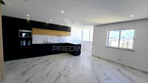 **apartamento t2 remodelado com vista deslumbrante para o rio arade**