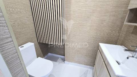 **apartamento t2 remodelado com vista deslumbrante para o rio arade**