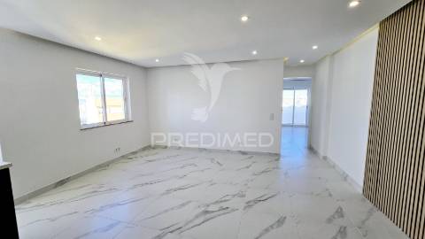 **apartamento t2 remodelado com vista deslumbrante para o rio arade**